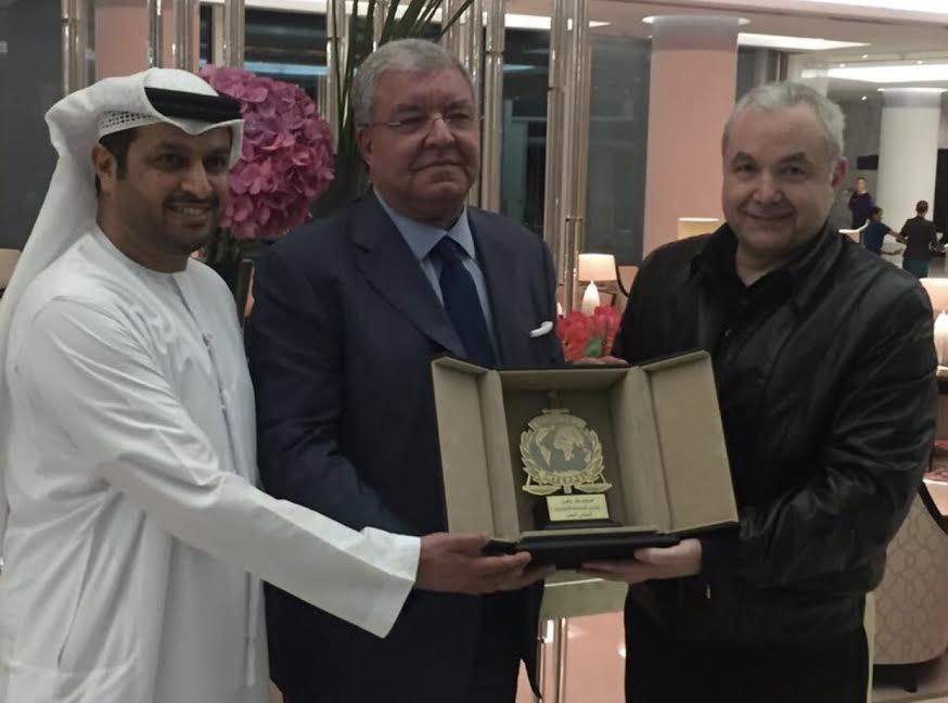 رئيس مؤسسة "الإنتربول" الياس المرّ وسفير الإمارات في بيروت حمد الشامسي يقدّمان درعا تكريمية لوزير الداخلية نهاد المشنوق