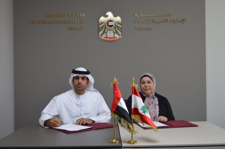 المستشار مسلم المنصوري موقعا الإتفاقية