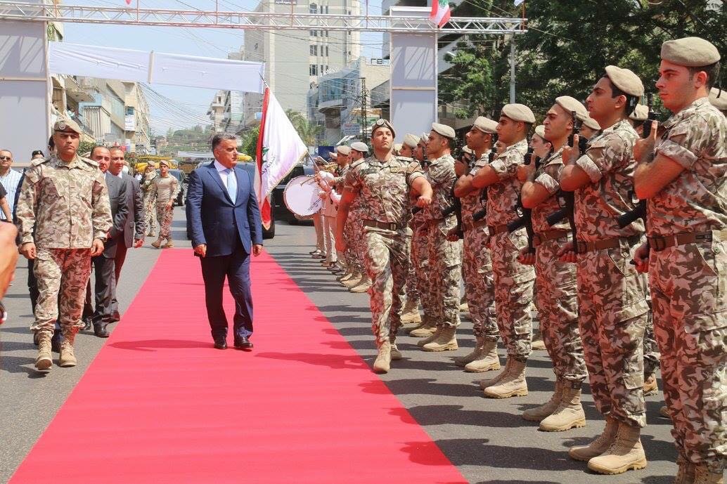 اللواء ابراهيم مستعرضا وحدات من الأمن العام اللبناني اليوم في مدينة النبطية