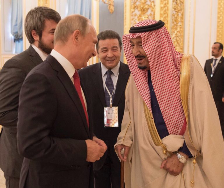 الرئيس فلاديمير بوتين مستقبلا الملك سلمان في الكرملين