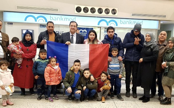 السفير-الفرنسي-برونو-فوشيه-مودعا-اللاجئين-السوريين-المتوجهين-الى-فرنسا-الصورة-عن-حساب-السفارة-الفرنسية-في-لبنان-على-تويتر