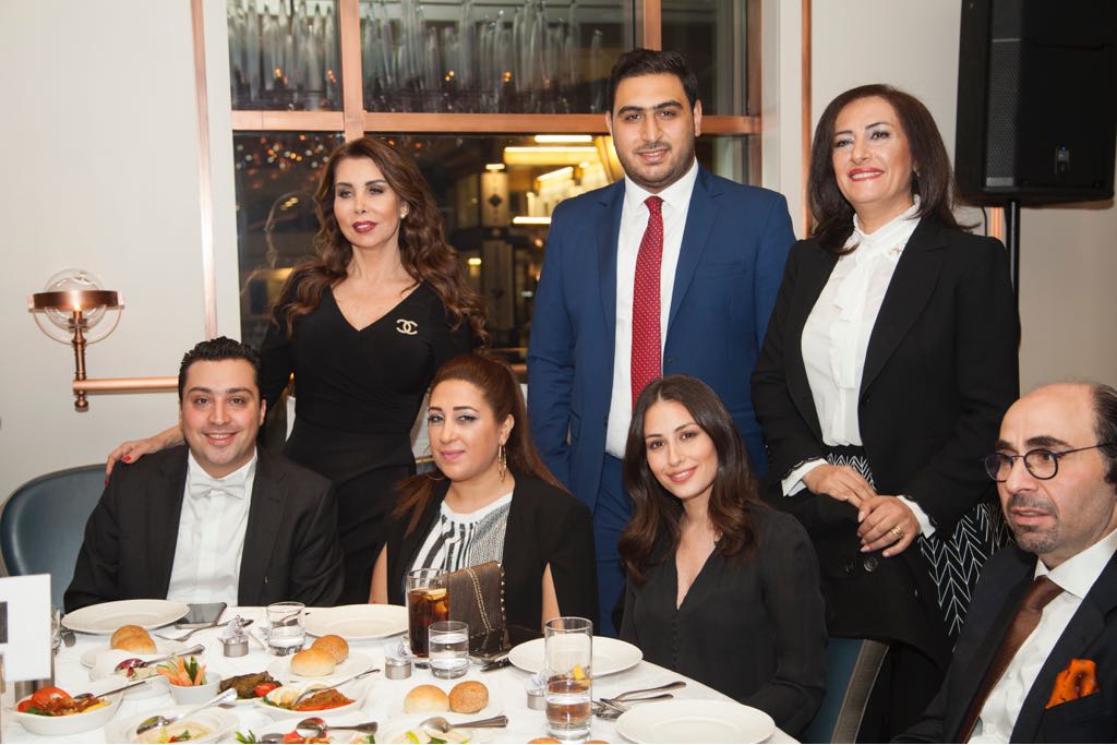 وقوفا من اليسار زينب جمّول ونادر وإيمان اسعد. وجلوسا من اليسار القنصل العام منير عانوتي وزوجته زينة وهبة وهبة واسامة