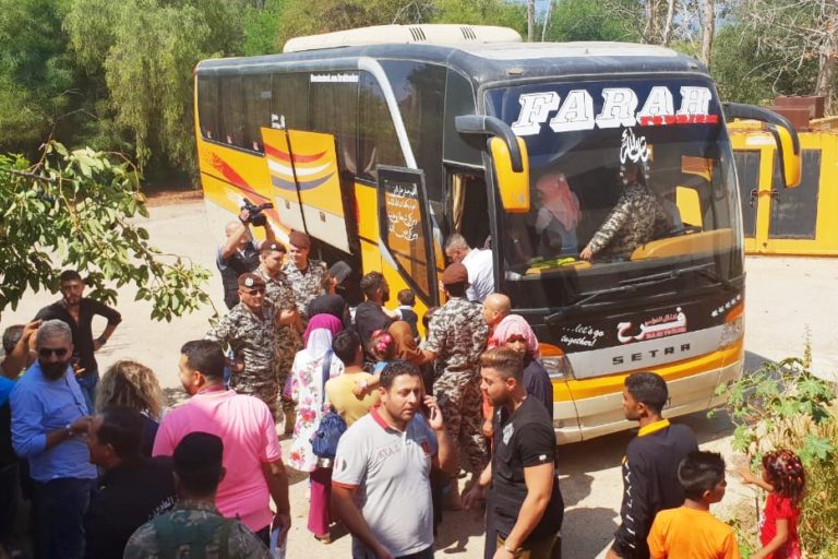 427 نازحا سوريا عادوا اليوم بمواكبة الامن العام اللبناني واشراف مفوضية اللاجئين