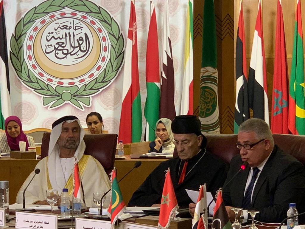 نوفل ضو ملقيا كلمته والى جانبه البطريرك الرعي واحمد الجروان