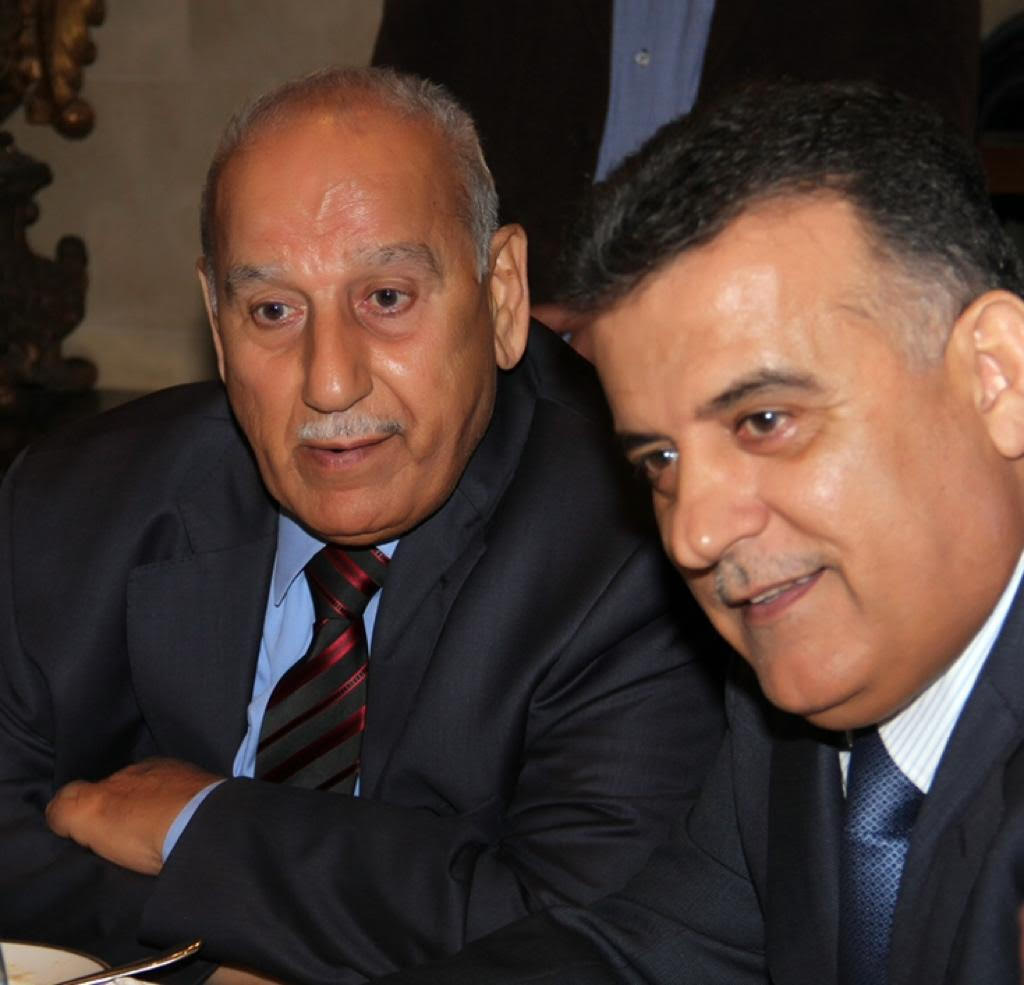 اللواء ابراهيم مع والده المرحوم كاظم ابراهيم في صورة من الارشيف