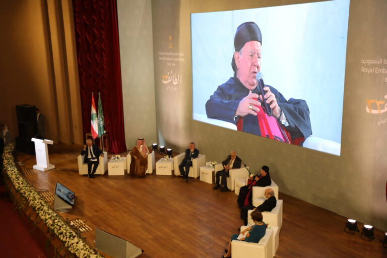 المطران مطر متحدثا أمس في قصر الاونيسكو الصورة بعدسة جيهان قبلان