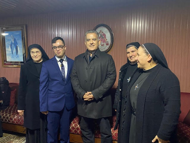 اللواء ابراهيم مع الراهبات والشاب مارسيلينو