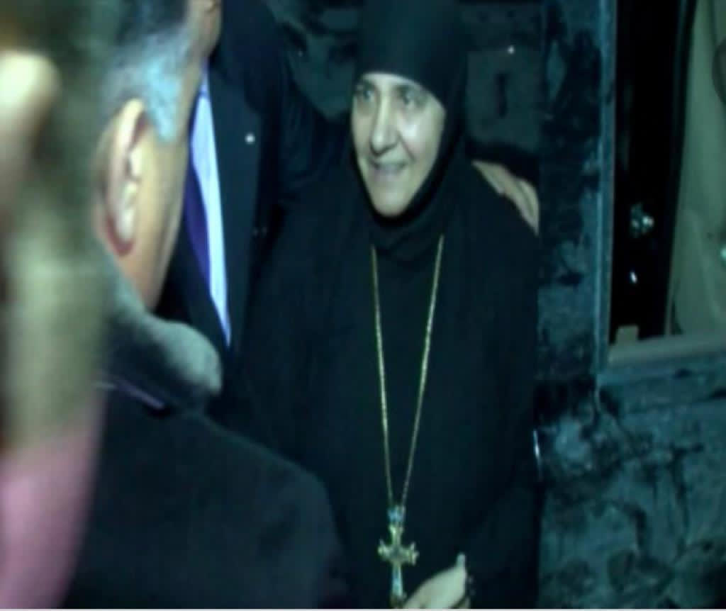 اللواء ابراهيم متحدثا مع احدى الراهبات المحررات