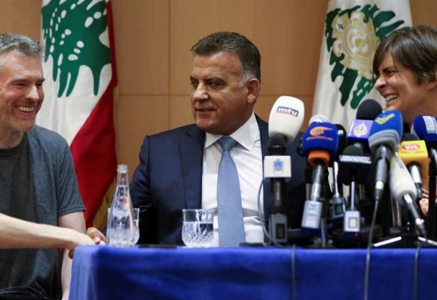 تأثر واضح للمواطن الكندي كريستيان لي باكستر بعد تحريره من سوريا، وهنا في مؤتمر صحافي مع اللواء ابراهيم والسفيرة الكندية السابقة إيمانويل لامورو