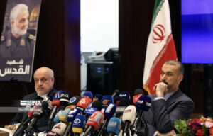وزير خارجية ايران مع السفير الايراني في لبنان اثناء المؤتمر الصحافي في مقر السفارة الايرانية في بيروت