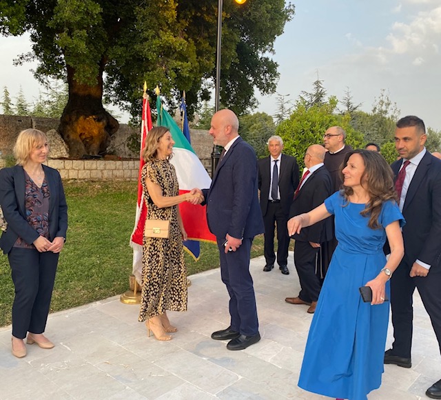 السفيرة بومباردييري وطاقم السفارة الايطاليا مستقبلين المدعوين