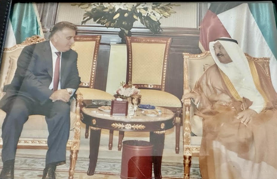 صورة من الارشيف لسمو امير الكويت الراحل الشيخ صباح الاحمد الصباح مستقبلا اللواء ابراهيم في العام 2015 وكان في زيارة رسمية تكررت للمرة الثانية في العام 2021 حيث التقى رئيس مجلس الوزراء ووزير خارجية الكويت