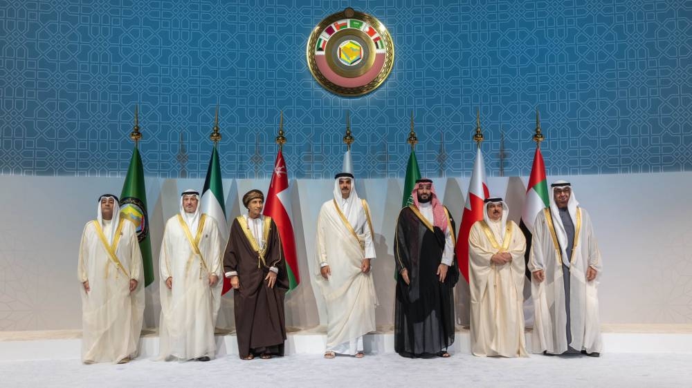 الأمير تميم متوسطا قادة الدول الخليحية
