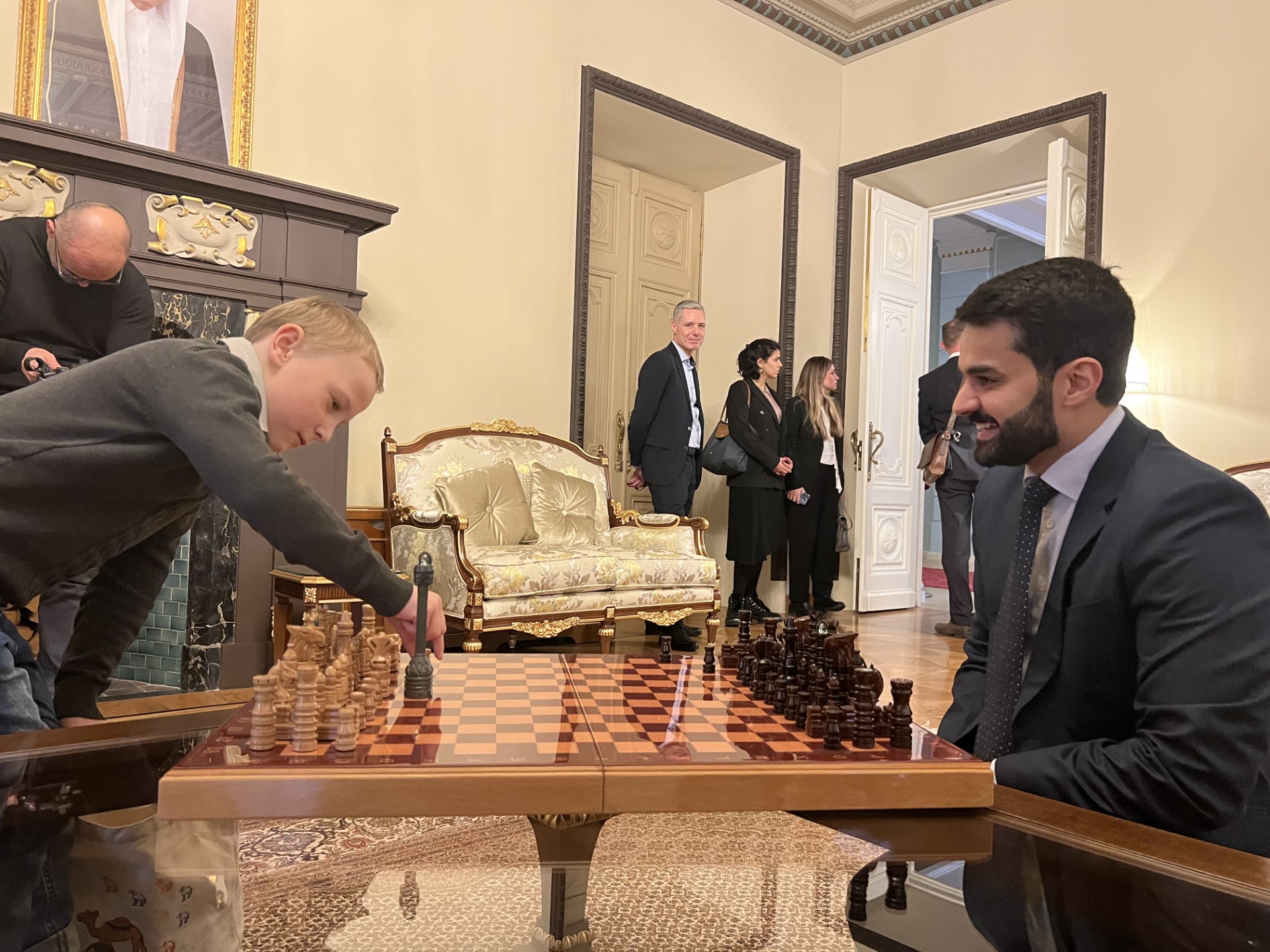 دبلوماسي قطري يلعب الشطرنج في السفارة القطرية في موسكو مع أحد الاطفال الاوكرانيين الذين تمّ جمعهم بعائلاتهم