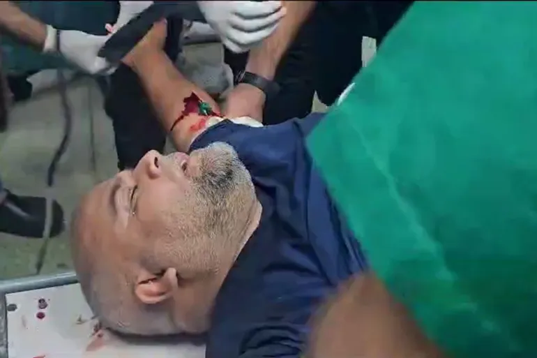 وائل الدحدوح أثناء نقله الى الدوحة بالأمس