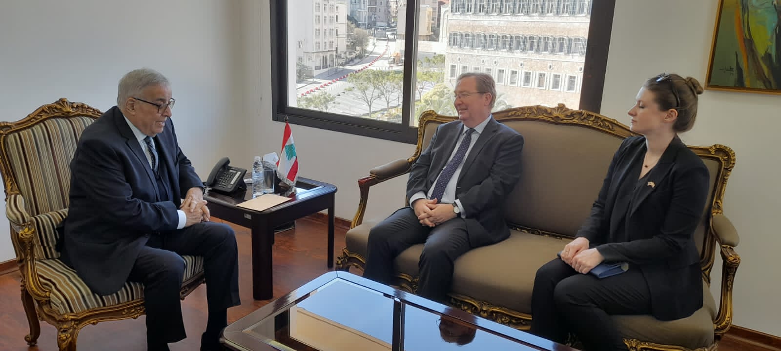 وزير الخارجية والمغتربين مستقبلا السفير البريطاني هاميش كاول