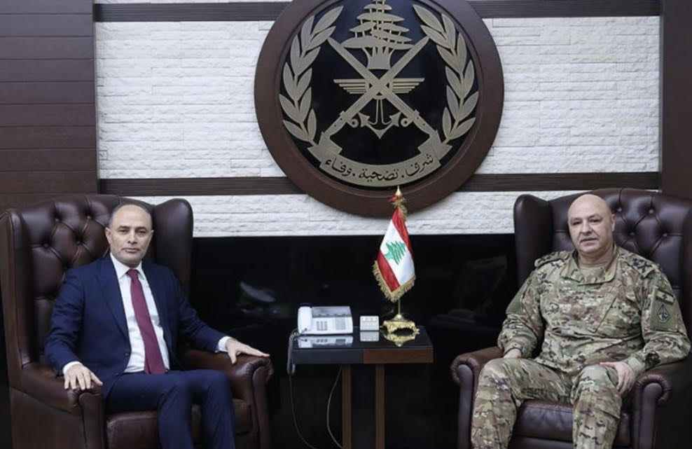 السفير التونسي في لبنان بوراوي الامام مجتمعا أمس بقائد الجيش اللبناني العماد جوزاف عون في مكتبه في اليرزة