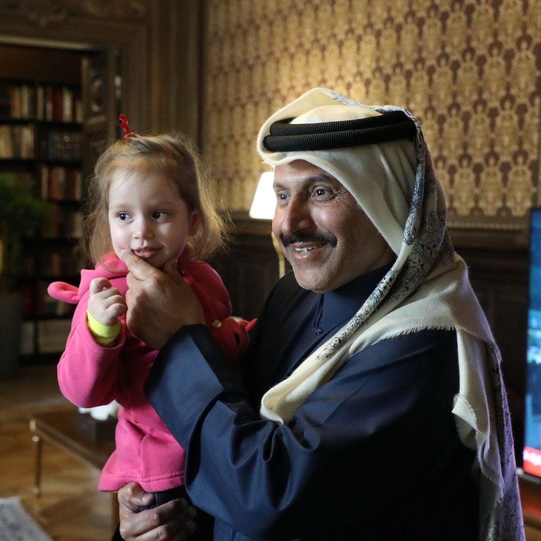 الشيخ أحمد بن ناصر آل ثاني سفير دولة قطر لدى روسيا الاتحادية يحمل طفلة أوكرانية تستعد للسفر الى بلادها لملاقاة عائلتها