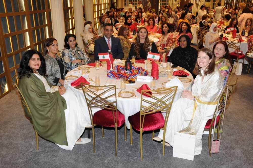 القائم بأعمال السفارة اللبنانية في الكويت أحمد عرفة متصدرا طاولة لبنان
