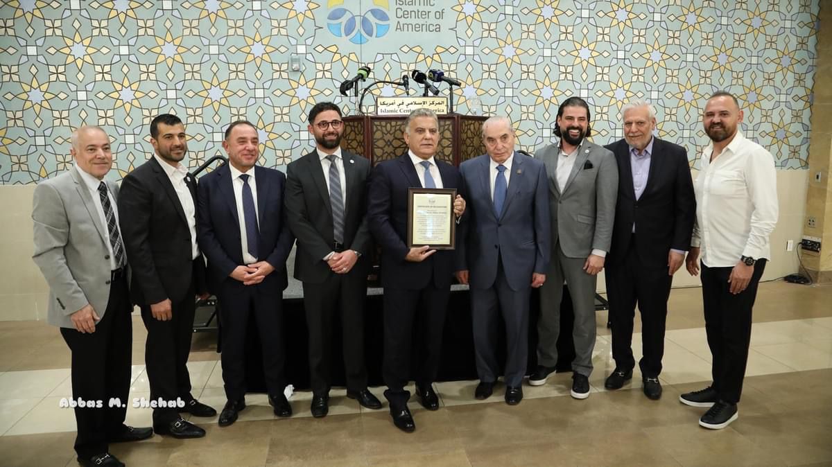 مكرما من قبل من رئيس المجلس الاغترابي اللبناني الدكتور نسيب فواز في المركز الاسلامي في ديربورن