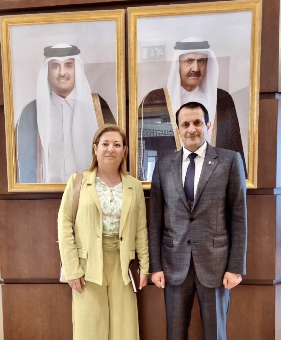 ناشرة موقع "مصدر دبلوماسي" في صورة تذكارية مع سفير دولة قطر في لبنان سعادة الشيخ سعود آل ثاني في مقر السفارة
