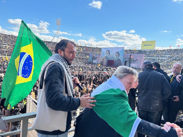 ناشط برازيلي وناشطة أميركية