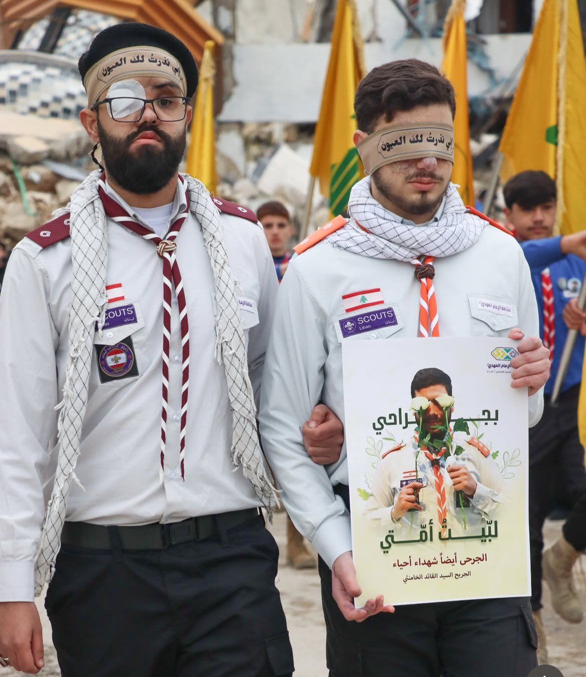 ضحايا العملية الاجرامية التي نفذتها اسرائيل في 17 و18 سبتمبر الفائت بتفجير اجهزة البايجر واأجهزة اللاسلكي حضروا ايضا مودعين السيد نصر الله