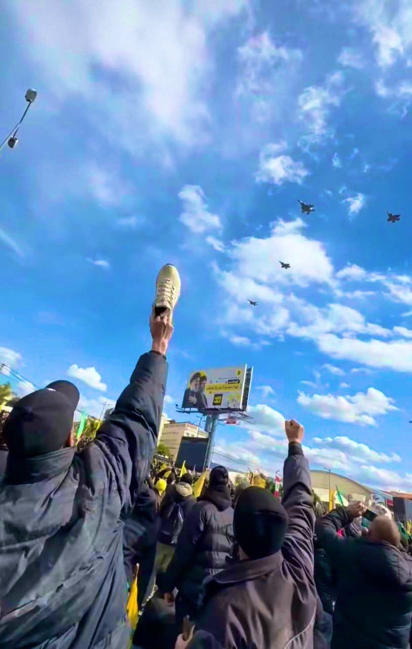 بالاحذية وبهتاف: الموت لاسرائيل ردّت الجماهير على استفزاز اسرائيل بتحليق طيرانها فوق رؤؤسهم