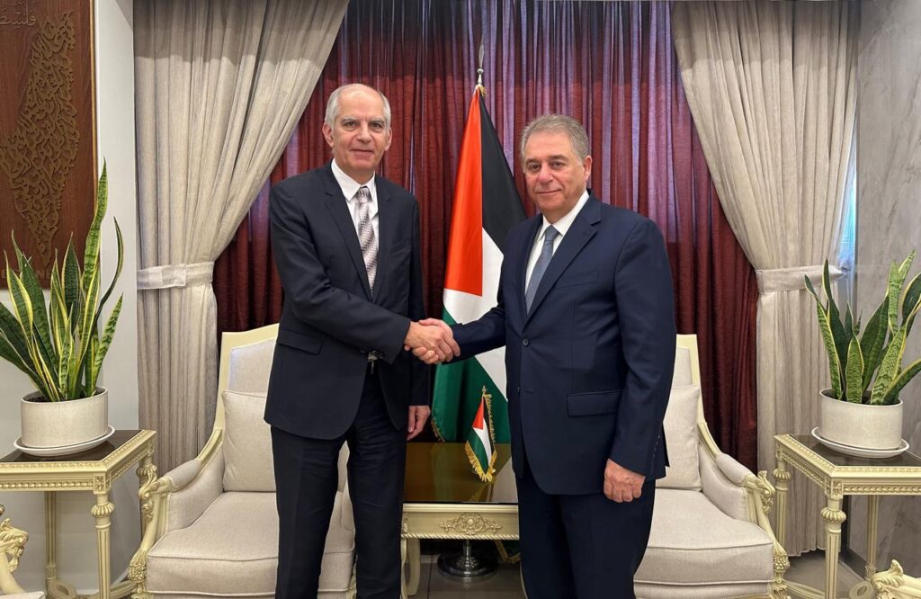 السفيران الفلسطيني اشرف دبور والفرنسي هرفيه ماغرو في مصافحة بينهما أمس في مقر السفارة الفلسطينية