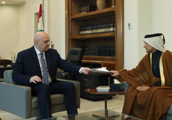 عون تلقى دعوة من أمير قطر الشيخ تميم بن حمد آل ثاني لزيارة قطر، نقلها سفير قطر في لبنان الشيخ سعود بن عبد الرحمن آل ثاني، الذي هنأه بانتخابه رئيسا للجمهورية، متمنياً أن "يشهد عهده مرحلة جديدة يسودها الامن والاستقرار والازدهار