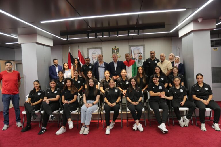 السفير دبور يستقبل المنتخب الفلسطيني الوطني للسيدات ووفدا من الجبهة الديموقراطية لتحرير فلسطين