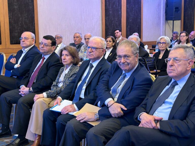 الدكتور خالد زيادة رئيس المركز العربي متوسطا الرئيس فؤاد السنورة ونائب رئيس مجلس الوزراء طارق متري والسيدة سلوى بعاصيري السنيورة ورئيس مركز الدراسات الفلسطينية الدكتور رامي الريس