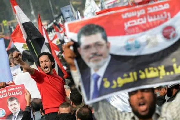 من ارشيف الثورة في مصر وانتخاب محمد مرسي من الاخوان المسلمين رئيسا لسنة واحدة قبل الاطاحة به