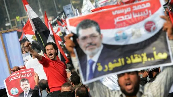 من ارشيف الثورة في مصر وانتخاب محمد مرسي من الاخوان المسلمين رئيسا لسنة واحدة قبل الاطاحة به