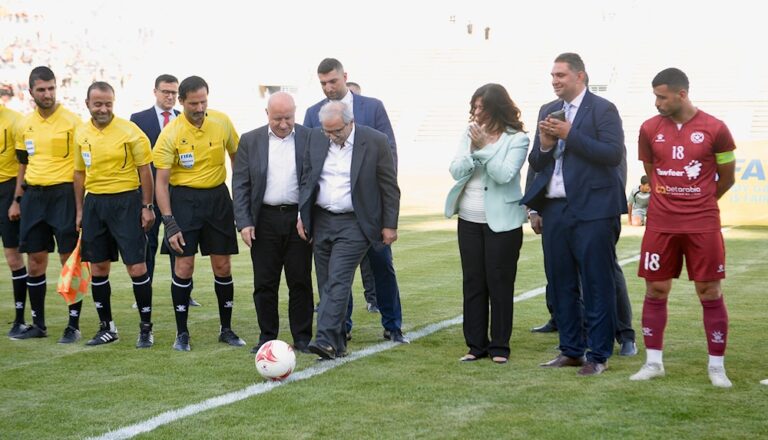 رئيس الحكومة اللبنانية نواف سلام في مرمى جمهور النجمة