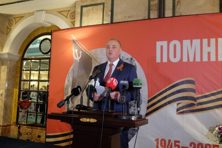 السفير الكسندر روداكوف ملقيا كلمته أمس ف فندق الفينيسيا بمناسبة الذكرى الثمانين للنصر في الحرب الوطنية العظمى