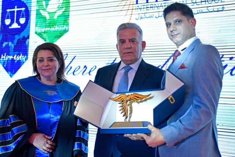 اللواء عباس ابراهيم مكرما ومتسلما الدرع التقديرية من رئيس مجلس ادارة المدرسة فادي الحسيني ومديرتها لينا عسيران