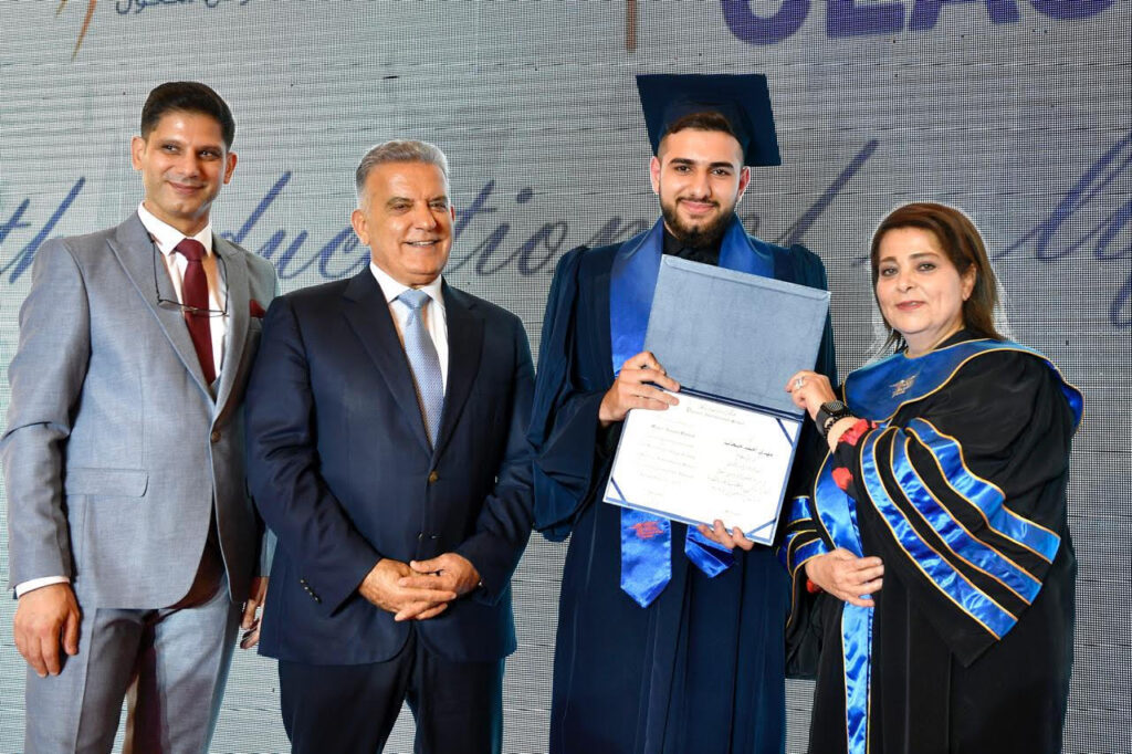 اللواء ابراهيم وفادي الحسيني ولينا عسيران اثناء توزيع الشهادات على المتخرجين والمتخرجات