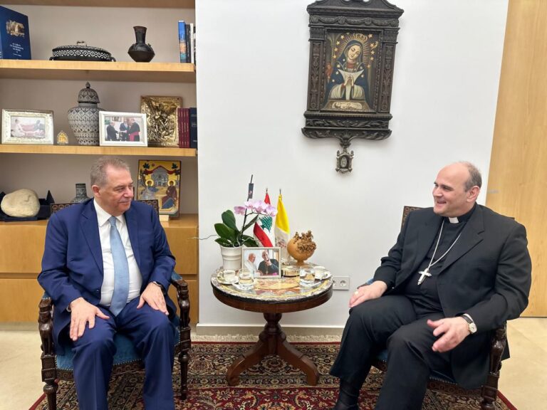 السفير البابوي مجتمعا بالسفير البابوي المونسينيور باولو بورجيا