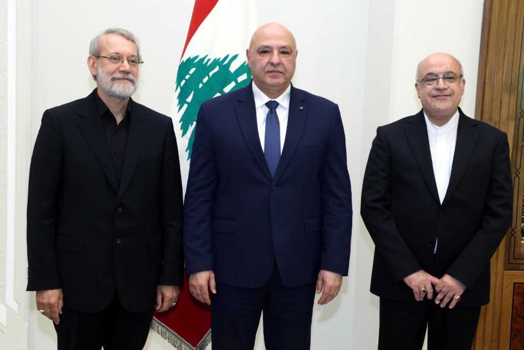 لاريجاني أثناء لقائه عون وبدا الى اليمين السفير الايراني في لبنان مجتبى أماني