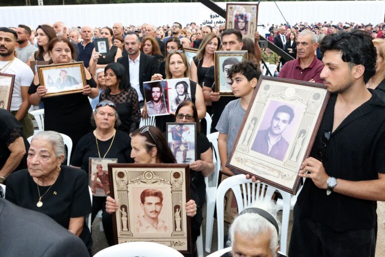 اهالي شهداء القوات اللبناني يحملون صور أبنائهم في قداس الشهداء أمس في معراب