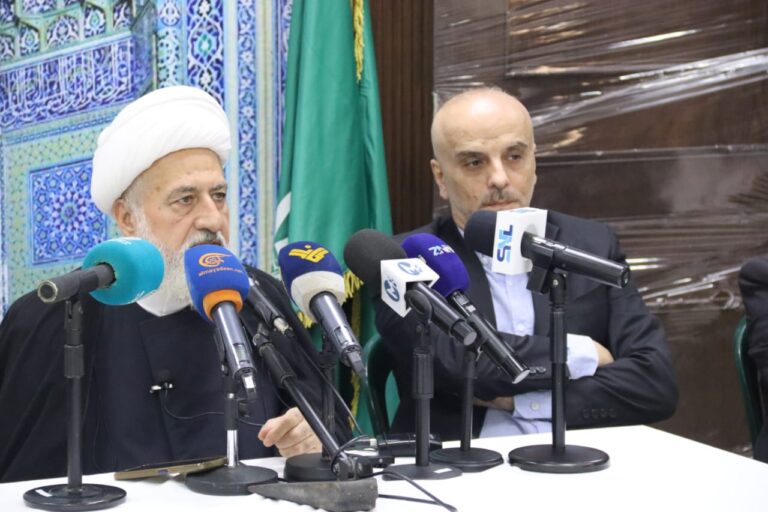 مدير موقع بيروت نيوز الزميل ياسر الحريري مقدّما العلامة الشيخ علي الخطيب في مقر المجلس الاسلامي الشيعي الاعلى في بيروت