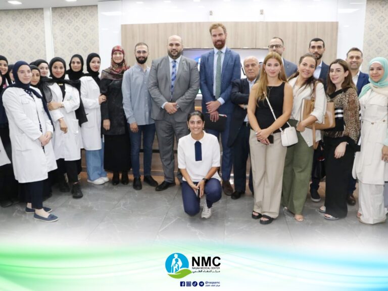 وزير الصحة ووفد البنك الدولي مع طاقم مركز النقاء الطبي