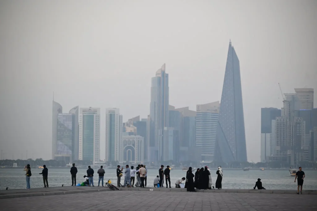 تتمتع الكويت وعمان وقطر بعلاقات ودية نسبيًا مع إيران — حتى بعد الهجوم المحدود الذي شنته إيران على الأراضي القطرية العام الماضي. أما السعودية والبحرين فلهما علاقات أكثر عداءً. وقد شنت ميليشيات مدعومة من إيران هجمات في السعودية والإمارات في الماضي