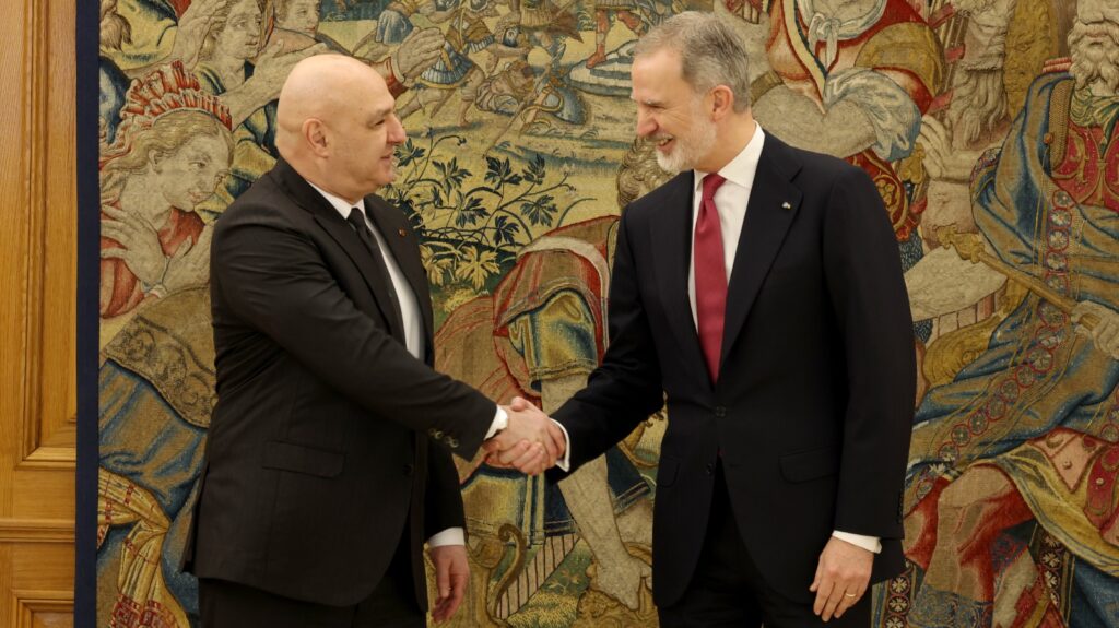 توّج رئيس الجمهورية العماد جوزاف عون زيارته الى اسبانيا العاهل الاسباني الملك فيليبي السادس في قصرثارثويلا الملكي، حيث نوّه الرئيس عون خلال اللقاء بعمق العلاقات التاريخية التي تربط لبنان باسبانيا، والتي يترجمها الاحترام المتبادل بين البلدين والشعبين اللبناني والاسباني، ودعم اسبانيا المتواصل للبنان وقضاياه.