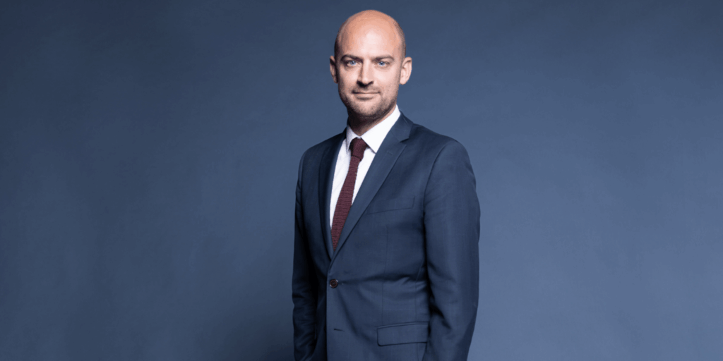 وصل وزير الخارجية الفرنسي جان-نويل بارو إلى بيروت مساء الخميس في زيارة رسمية تحمل طابعاً سياسياً وأمنياً دقيقاً، في لحظة إقليمية بالغة الحساسية، لإجراء مناقشات توصف بالحاسمة حول استقرار لبنان ومسارات دعمه.