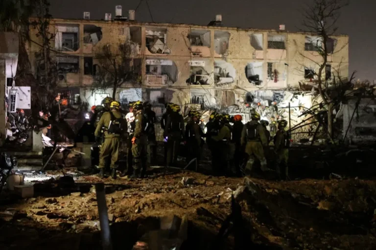 وفي إطار الرد على استهداف "نطنز"، فعلت طهران مبدأ المعاملة بالمثل بإطلاق "الموجة 71" التي استهدفت العمق الإسرائيلي، حيث سقطت الصواريخ الإيرانية في مدينة ديمونة جنوباً، وأكدت القناة 12 الإسرائيلية إصابة 20 شخصاً في 12 موقعاً بالمنطقة، بينما أعلن التلفزيون الإيراني أن هذا القصف هو رد مباشر على العدوان الذي طال منشآته النووية. وفي تطور ميداني لافت، تعرضت مدينة "عراد" جنوب فلسطين المحتلة لضربة مباشرة بصاروخ إيراني يزن 450 كيلوغراماً