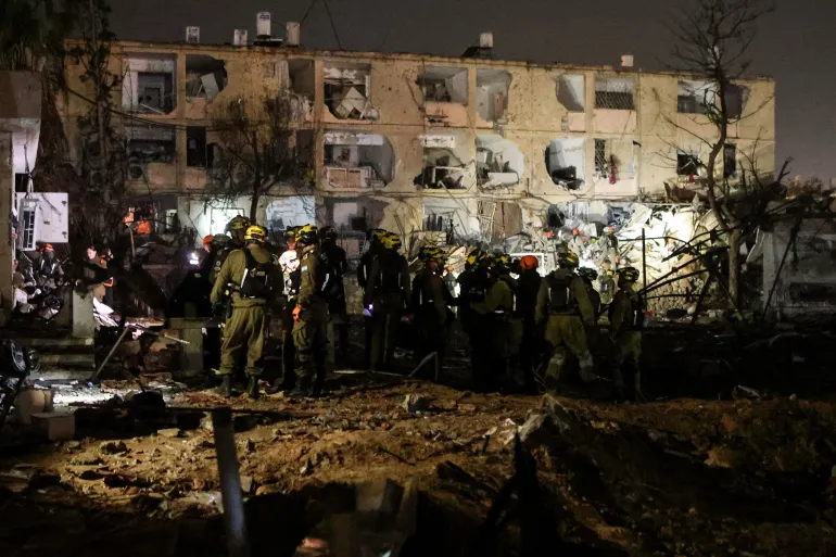 وفي إطار الرد على استهداف "نطنز"، فعلت طهران مبدأ المعاملة بالمثل بإطلاق "الموجة 71" التي استهدفت العمق الإسرائيلي، حيث سقطت الصواريخ الإيرانية في مدينة ديمونة جنوباً، وأكدت القناة 12 الإسرائيلية إصابة 20 شخصاً في 12 موقعاً بالمنطقة، بينما أعلن التلفزيون الإيراني أن هذا القصف هو رد مباشر على العدوان الذي طال منشآته النووية. وفي تطور ميداني لافت، تعرضت مدينة "عراد" جنوب فلسطين المحتلة لضربة مباشرة بصاروخ إيراني يزن 450 كيلوغراماً