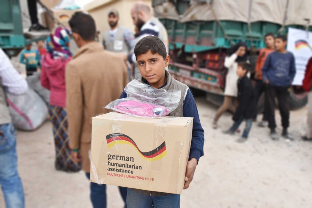 "تقدّم المانيا مساعدات إنسانية إضافية الى لبنان إستجابة للاحتياجات المتنامية والنزوح الحاد. أعلن السفير الالماني لدى لبنان السيد كورت جورج شتوكل-شتيلفريد اليوم أن المانيا زادت مساعداتها الانسانية للبنان بأكثر من 49 مليون يورو. ويعدّ هذا التمويل جزءا من حزمتي مساعدات إقليميّتين تقارب قيمتها 200 مليون يورو كان قد أعلن عنهما الوزير الإتحادي للخارجية فاديفول خلال الأيام الاخيرة.