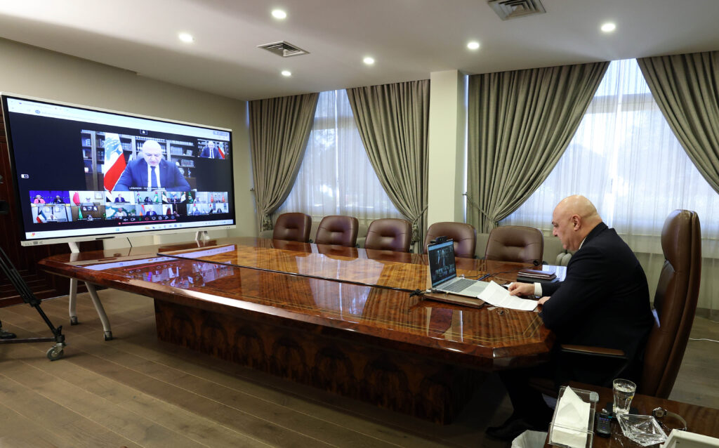 اعلن رئيس الجمهورية العماد جوزاف عون اليوم الاثنين مبادرة تهدف الى وضع حد للتصعيد الاسرائيلي المتجدد ضد لبنان ترتكز على النقاط الاربع التالية بحسب خبر من المكتب الاعلامي للقصر الجمهوري: أ‌- إرساء هدنة كاملة مع وقفٍ لكل الاعتداءات الإسرائيلية البرية والجوية والبحرية على لبنان. ب‌- المسارعة إلى تقديم الدعم اللوجستي الضروري للقوى المسلحة اللبنانية. ج- تقوم هذه القوى فوراً بالسيطرة على مناطق التوتر الأخير ومصادرة كل سلاح منها ونزع سلاح حزب الله ومخازنه ومستودعاته، وفق المعلومات والمعطيات الممكن توافرها لها. د‌- وبشكل متزامن، يبدأ لبنان واسرائيل مفاوضات مباشرة برعاية دولية للتوصل إلى تنفيذ تفاصيل كل ما سبق.